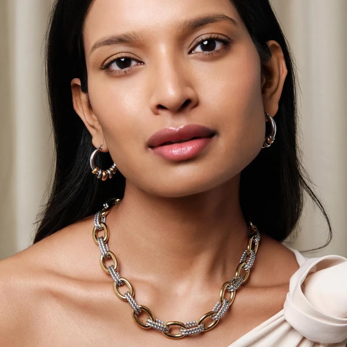 Detail dvoubarevného designu náušnic ELENYS Essence Hoops Dual